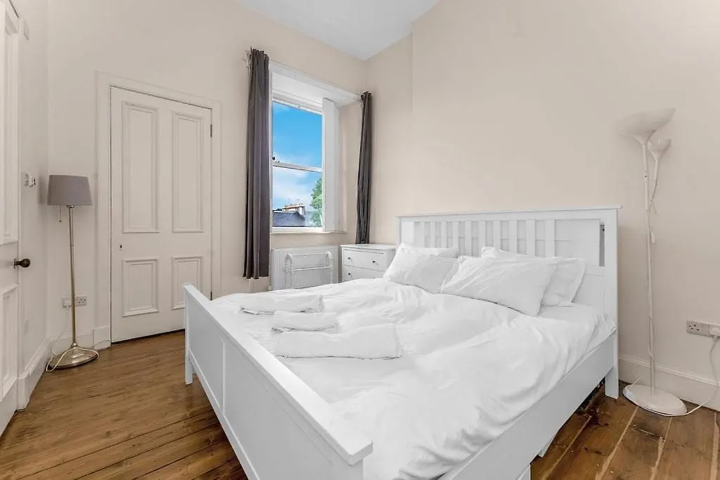 Bright And Spacious Flat Overlooking The Meadows Εδιμβούργο