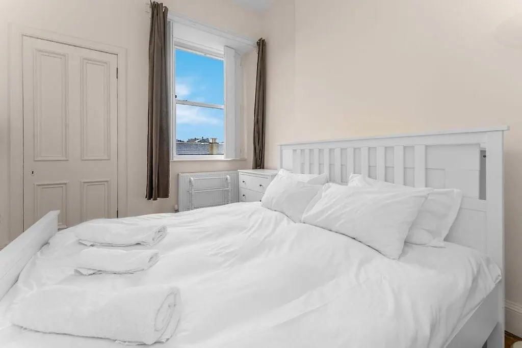 Bright And Spacious Flat Overlooking The Meadows Εδιμβούργο 0*,